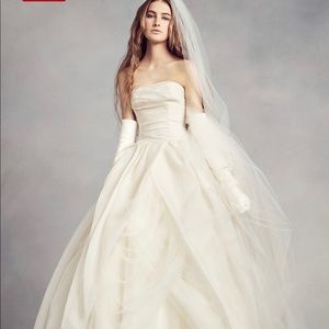 NWT White Vera Wang, 4, free veil,crown,hair pin.